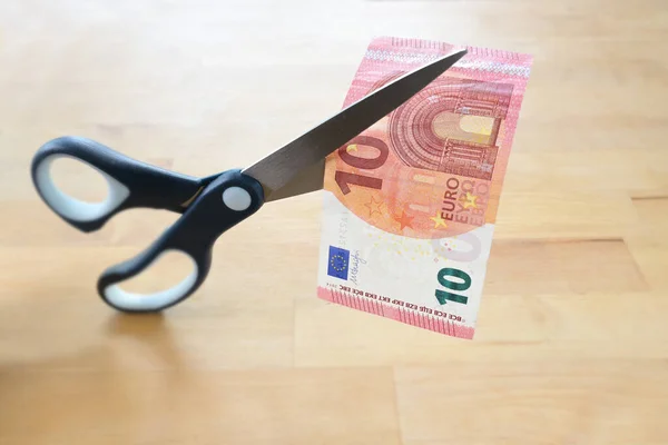 Бизнес Концепция Десять Евро Банкнота Разрезается Ножницами Символом Снижения Заработной — стоковое фото