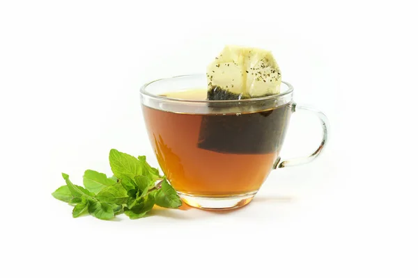 Здоровый Горячий Напиток Травяной Чайный Пакетик Стакане Несколько Свежих Листьев — стоковое фото