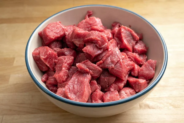 Carne Crua Cubos Frescos Para Goulash Guisado Uma Tigela Uma — Fotografia de Stock