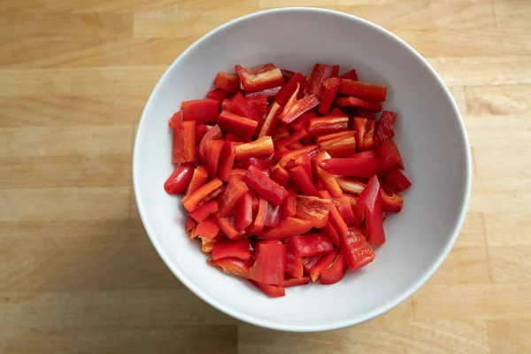 Rote Paprika Scheiben Geschnitten Einer Weißen Schüssel Auf Einem Hölzernen — Stockfoto