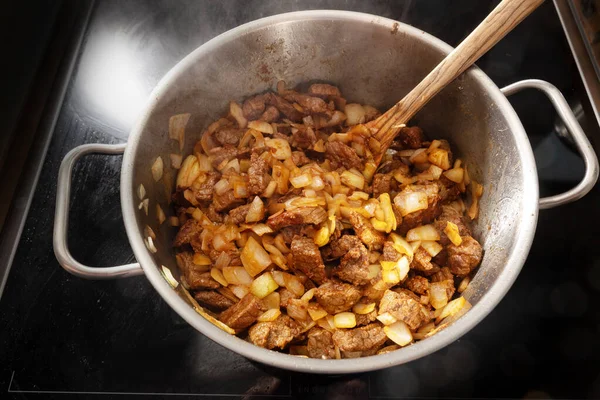 Matlagning Gryta Eller Gulasch Med Nötkött Och Lök Kruka Svart — Stockfoto