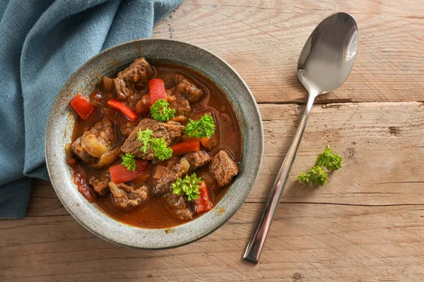 Guláš Nebo Dušené Maso Hovězího Masa Cibule Paprika Petrželkou Misce — Stock fotografie