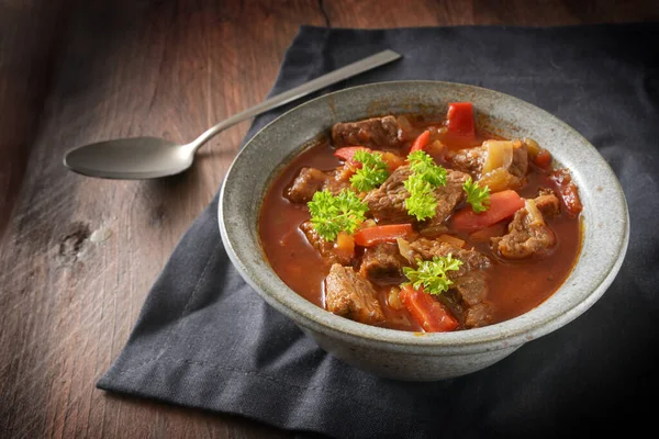 Varm Gulasch Eller Stuvning Tillagad Nötkött Lök Och Röd Paprika — Stockfoto