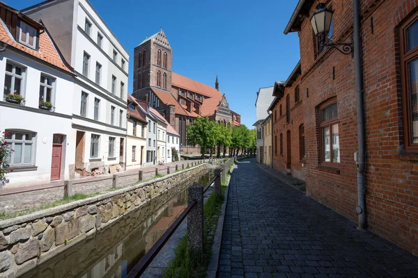 Nikolaikirche Und Kanal Der Wismarer Altstadt Vor Blauem Himmel Die — Stockfoto