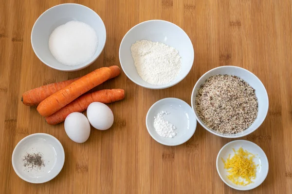 Backzutaten Für Einen Osterkarottenkuchen Auf Einem Hölzernen Küchenbrett Höhenblick Von — Stockfoto