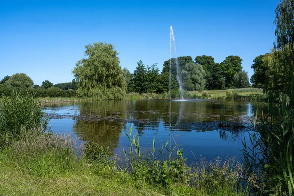 Fontaine Dans Étang Dans Parc Naturel Contre Ciel Bleu Paysage — Photo