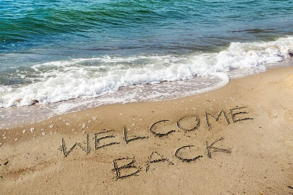 Palabras Bienvenido Volver Están Escritos Arena Playa Cerca Del Agua —  Fotos de Stock