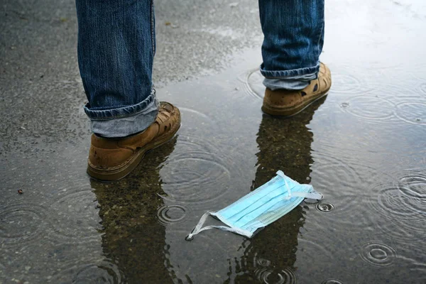 Man Passeert Het Weggooien Van Zijn Gezichtsmasker Regenachtige Straat Maar — Stockfoto