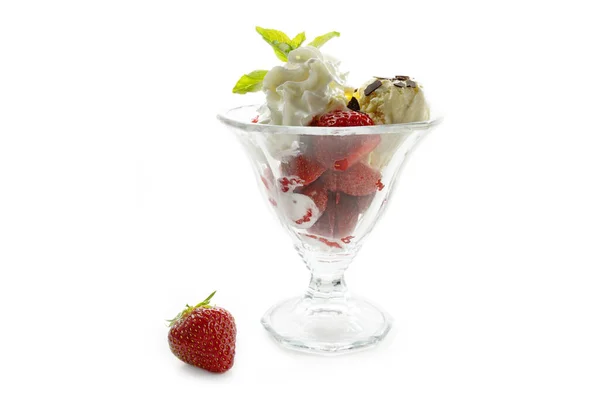 Eisbecher Mit Eis Frischen Erdbeeren Schlagsahne Und Pfefferminzgarnitur Einem Glasbecher — Stockfoto