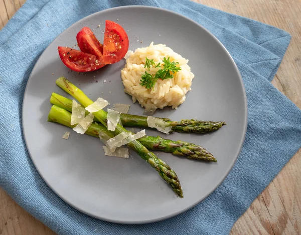 Grön Sparris Serveras Med Parmesan Ris Och Tomat Grå Blå — Stockfoto