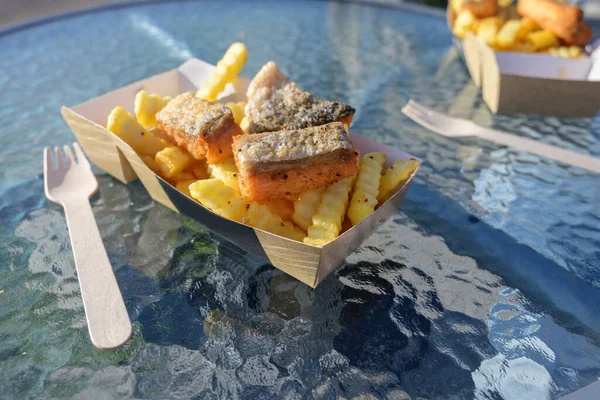 Fish Chips Met Gebakken Gerookte Zalm Frietjes Een Kartonnen Doos — Stockfoto