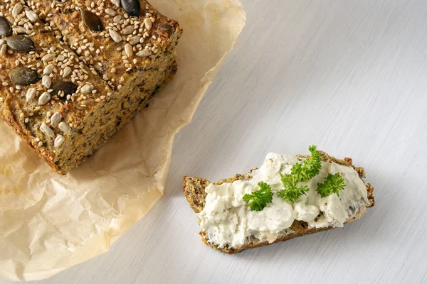 Pão Proteína Caseiro Papel Manteiga Sanduíche Com Coalhada Salsa Enfeite — Fotografia de Stock