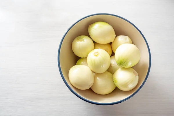 Cipolle Biologiche Appena Sbucciate Una Ciotola Tavolo Dipinto Bianco Cucina — Foto Stock