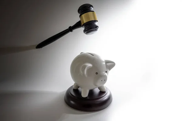 Banco Porquinho Desavisado Sob Martelo Juiz Vindo Escuro Conceito Economia — Fotografia de Stock