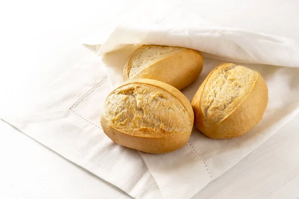 Frische Brötchen Oder Brötchen Einer Weißen Serviette Zum Frühstück Auf — Stockfoto