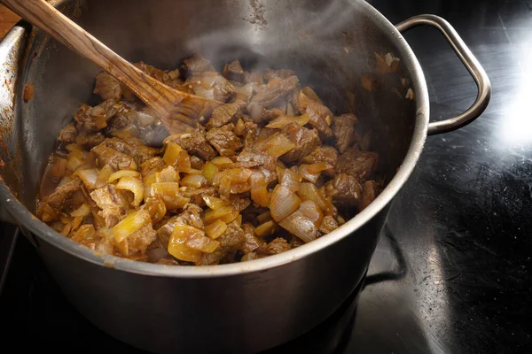 Μαγείρεμα Αχνιστό Στιφάδο Γκούλας Ραγού Βοδινό Και Κρεμμύδια Ατσάλινη Κατσαρόλα — Φωτογραφία Αρχείου