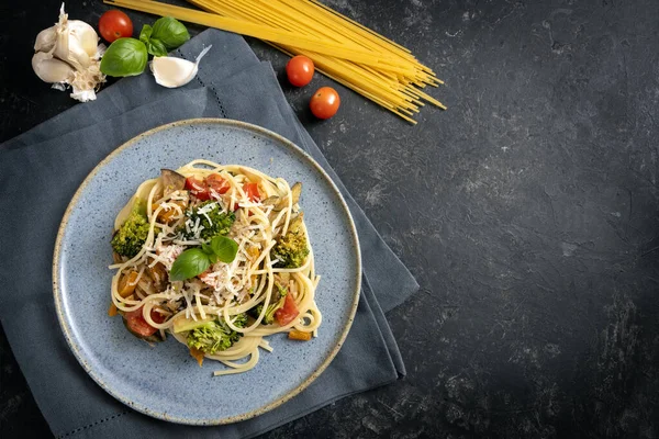 Spaghetti Pasta Med Färska Grönsaker Och Parmesanost Hälsosam Vegetarisk Måltid — Stockfoto