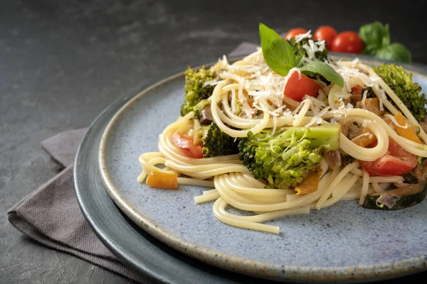 Spaghetti Med Grönsaker Som Broccoli Tomater Och Paprika Hälsosam Vegetarisk — Stockfoto