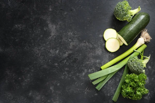 Zelená Organická Zelenina Jako Cuketa Pórek Brokolice Petržel Tmavém Pozadí — Stock fotografie