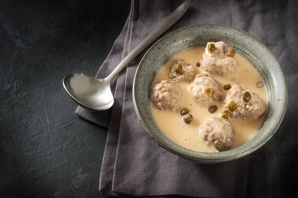 Albóndigas Hervidas Una Salsa Bechamel Blanco Con Alcaparras Llamado Koenigsberger —  Fotos de Stock