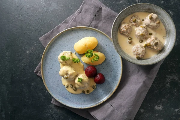 Koenigsberger Klopse Eller Köttbullar Vit Bechamelsås Med Kapris Potatis Och — Stockfoto