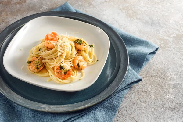 Plat Spaghetti Aux Crevettes Persil Ail Sur Une Assiette Fruits — Photo