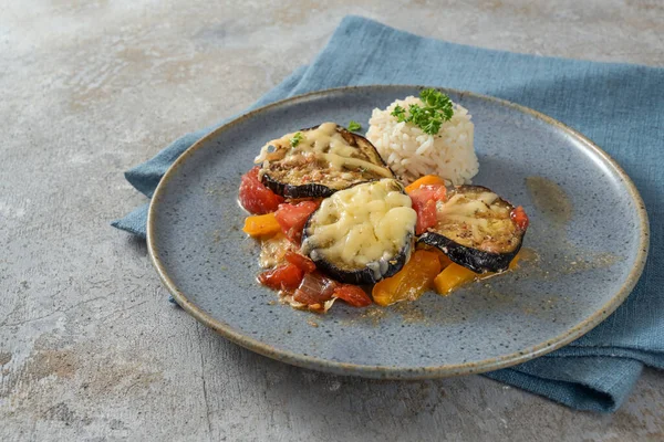 Äggplanta Tomat Och Paprika Bakad Med Ost Och Ris Blå — Stockfoto