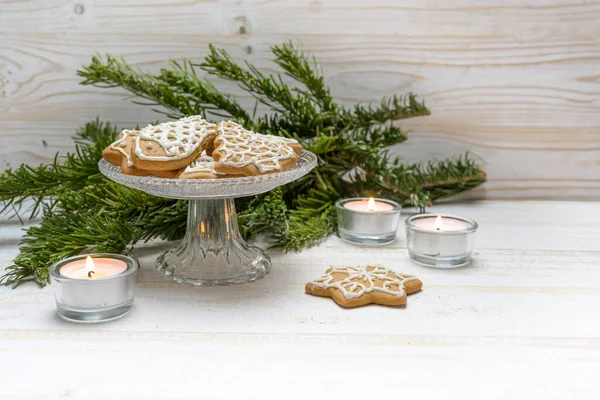 Lebkuchen Weihnachten Auf Einer Kristallglasschüssel Brennende Kerzen Und Tannenzweige Auf — Stockfoto