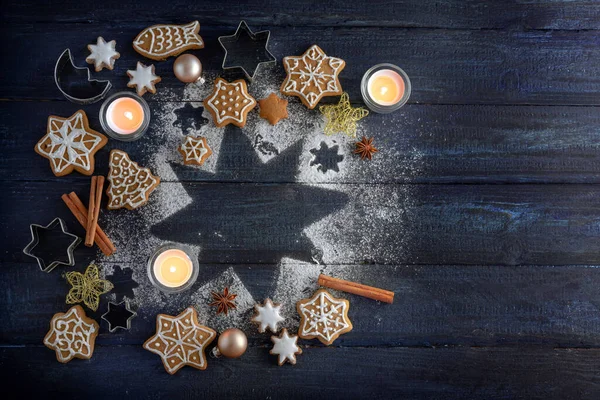 Weihnachtsdekoration Mit Lebkuchen Gewürzen Und Brennenden Kerzen Auf Einem Stern — Stockfoto