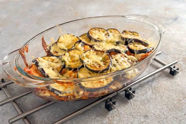 地中海野菜とチーズとナスのグラタン グリッド上のガラス鍋料理で焼き 灰色の素朴な背景 選択された焦点 フィールドの狭い深さ — ストック写真