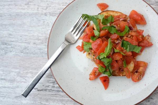 Bruschetta Ιταλικό Ορεκτικό Φρυγανισμένου Ψωμιού Σκόρδο Και Ελαιόλαδο Σερβίρεται Ψιλοκομμένες — Φωτογραφία Αρχείου