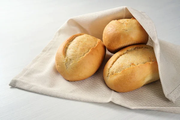 Frisch Gebackene Semmeln Oder Brötchen Vom Bäcker Einem Küchentuch Auf — Stockfoto