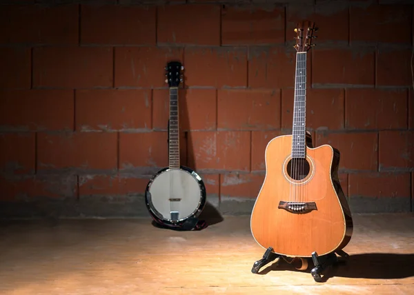 Guitarra Acústica Banjo Borroso Fondo Contra Una Pared Ladrillo Crudo —  Fotos de Stock