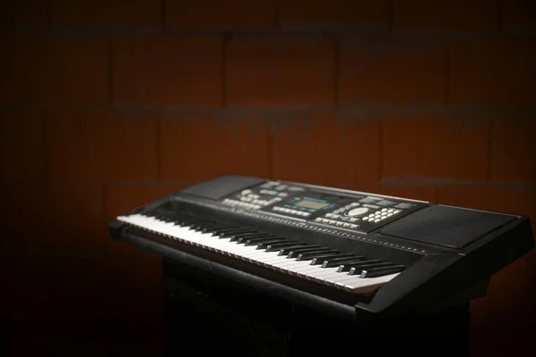 Digital Piano Keyboard Dark Red Brick Wall Rehearsal Garage Music — Stock Photo, Image