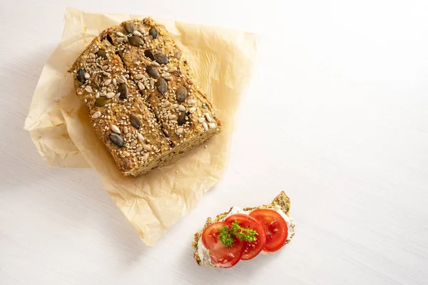 Düşük Karbonhidratlı Protein Ekmeği Kabartma Kağıdında Tohum Beyaz Masada Maydanozlu — Stok fotoğraf