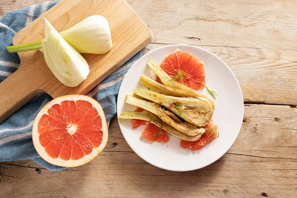 Gebakken Venkelgroente Met Grapefruitschijfjes Vegetarisch Voorgerecht Een Wit Bord Ingrediënten — Stockfoto