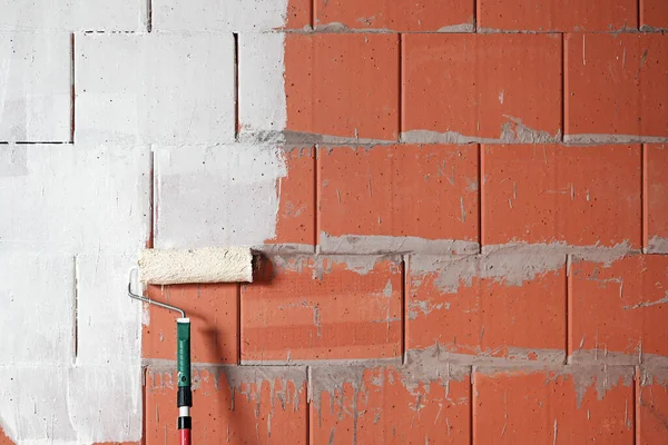 Nşaat Alanında Boya Silindirli Tuğla Bir Duvarı Beyaza Boyamak Yenileme — Stok fotoğraf