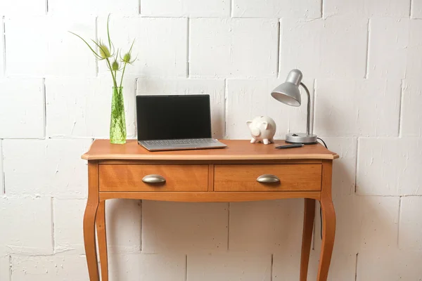 Mały Drewniany Stół Konsolowy Laptopem Lampą Biurkową Skarbonką Jako Miejsce — Zdjęcie stockowe