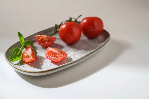 Tomates Orgânicos Frescos Inteiros Fatias Com Manjericão Uma Placa Cinza — Fotografia de Stock