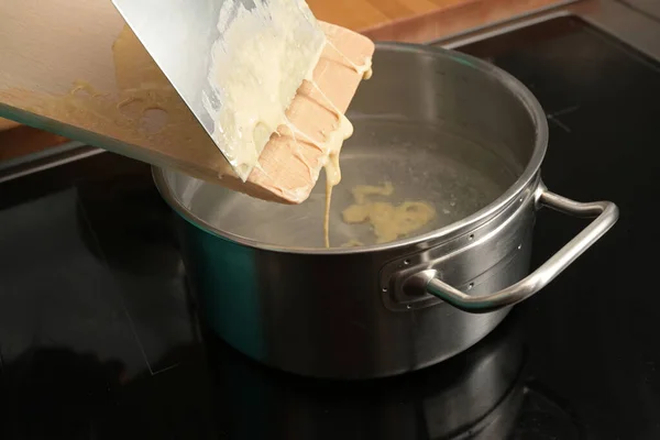 Matlagning Spaetzle Hemlagad Ägg Pasta Deg Skrapas Från Träskiva Kokande — Stockfoto