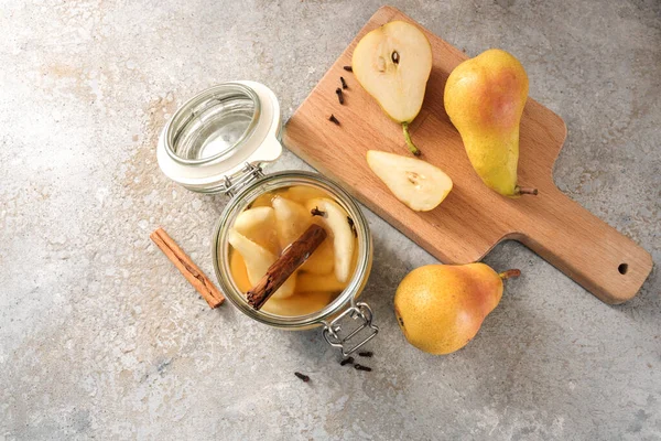 Canning Päron Med Kanel Och Kryddnejlika Glasburk Några Färska Frukter — Stockfoto