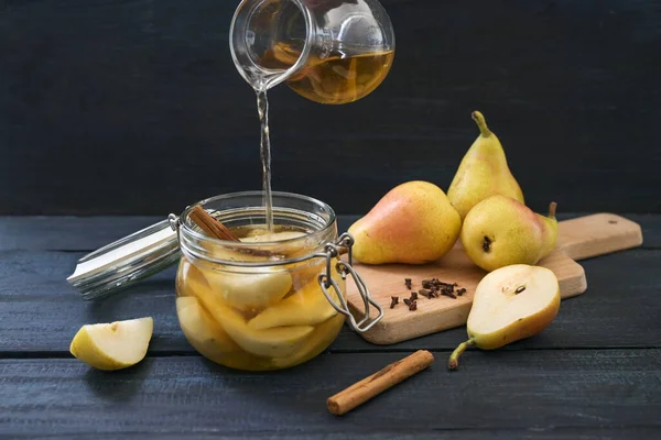 Giet Stroop Een Glazen Pot Met Gesneden Peer Kaneel Kruidnagel — Stockfoto