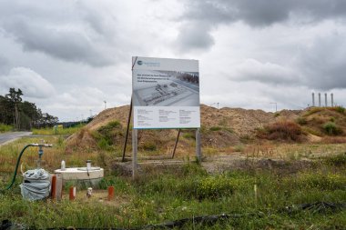 LUBMIN, GERMANY, SEPTEMBER 05, 2020: Rusya 'dan Almanya' ya uzanan Baltık Denizi 'nden geçen doğalgaz boru hattı Nord 2' nin şantiyesindeki bilgi panosu