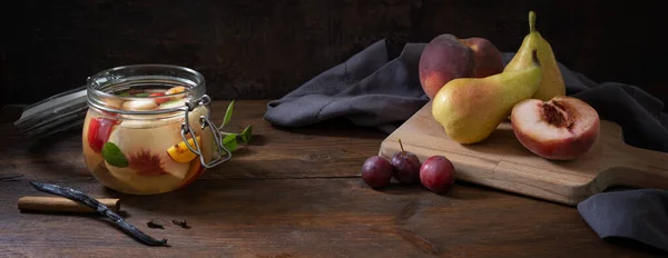 Glasburk Med Konserverad Frukt Och Färska Päron Persikor Och Plommon — Stockfoto