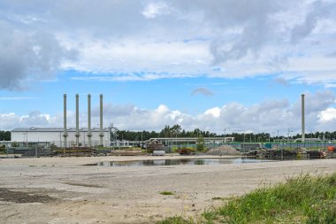 Greifswald yakınlarındaki Lubmin 'de Nord akarsu karasal alanı, Baltık Denizi' nden Rusya 'ya uzanan doğal gaz boru hattı, bulutlu mavi gökyüzü ve kopyalama alanı