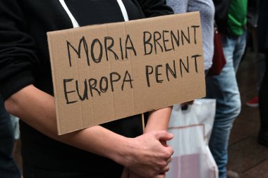 Yunan mülteci kampındaki yangından sonra Lubeck 'te mültecilerin barınması için düzenlenen gösteride, göstericilerin elinde Moria Brennt, Europa' nın 