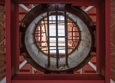 Grevesmuehlen, Almanya, 17 Eylül 2020: Eski kazandan Grevesmuehlen 'deki eski malt fabrikasının çatı kirişine bakın, bugün endüstriyel anıt ve Kuzeybatı Mecklenburg bölge yönetiminin bir parçası