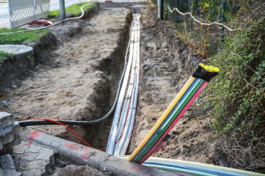 Yerin altına fiber optik kablolar döşemek için inşaat alanı. Tüm sakinlere hızlı internet getirmek için. Seçili odak, dar alan derinliği.