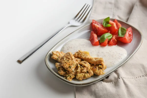 Pollo Marinato Orientale Con Salsa Sesamo Allo Yogurt Pomodori Con — Foto Stock