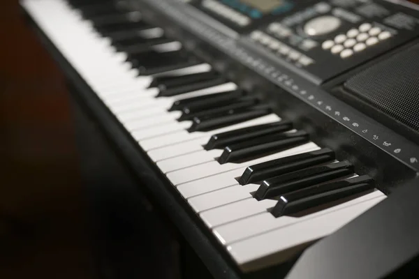 Dijital Piyano Sentezleyici Klavyenin Bir Parçası Müzik Konsepti Seçili Odak — Stok fotoğraf